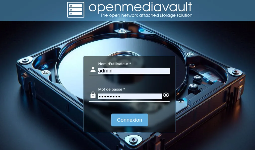 La page de connexion d'Open Media Vault, avec son logo et un disque dur ouvert en fond